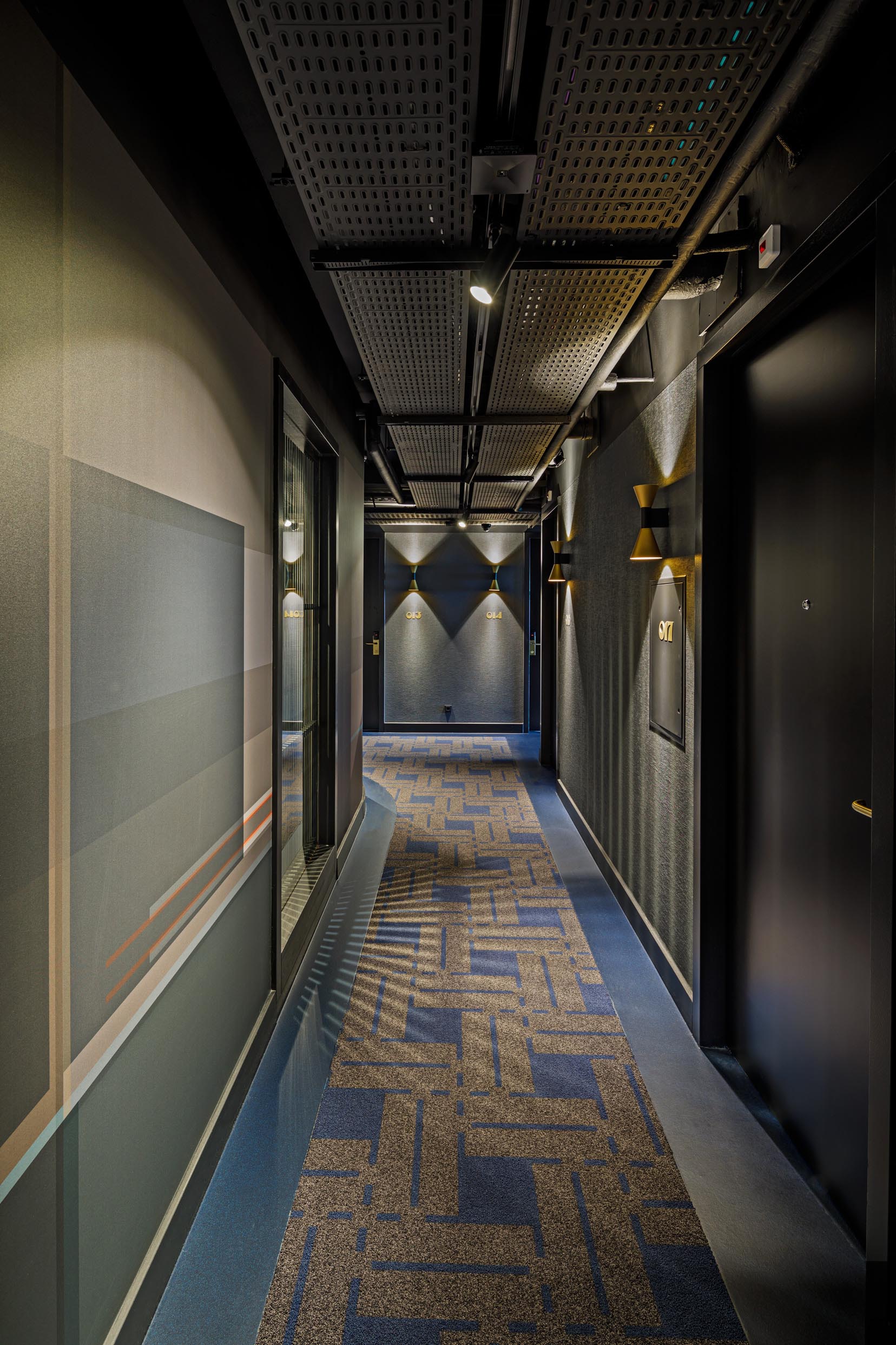 Hallway of The FLorian Hotel with carpet by Muurbloem